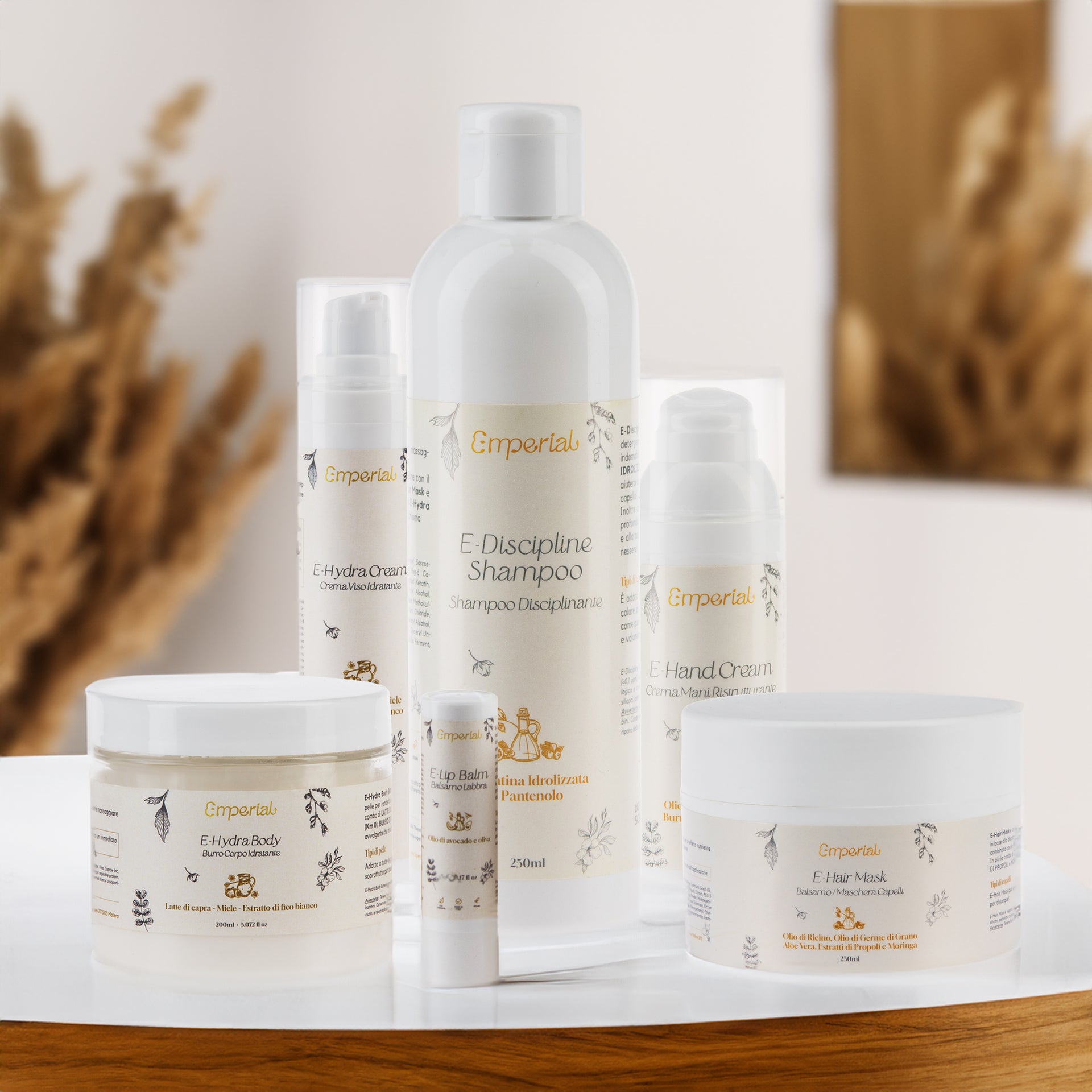 Un kit regalo comprendente 6 prodotti: E-Hydra Body, E-Hand Cream, E-Lip Balm, E-Hydra Cream, E-Discipline Shampoo e E-Hair Mask